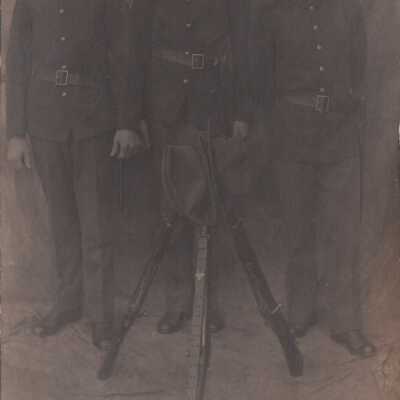 Three men with rifles and hats: Origsize: 3.5x5.5; Origformat: Print-Photographic