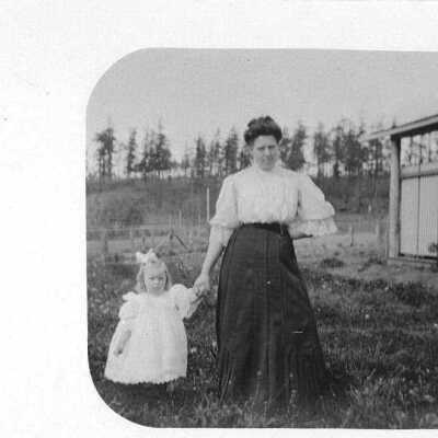 Photograph, Mrs. Stallman and dau. Julietta on Beach View Farm, ca. 1909. Acc. # 2019.018.190