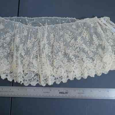 470 - collar, handmade lace: Owned by Mary Austin Arnold