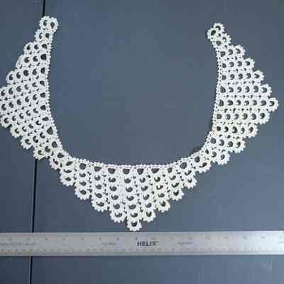 471 - collar, white, crocheted, 3 triangles