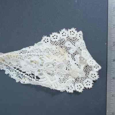 472 - white linen and lace jabot, small
