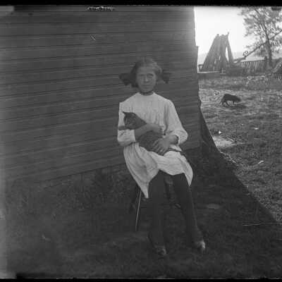 Girl holding cat: Origsize: 4x5; Origformat: Negative
