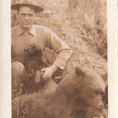 Soldier posing with hunting dog and bear: Origsize: 3.5x5.5; Origformat: Print-Photographic