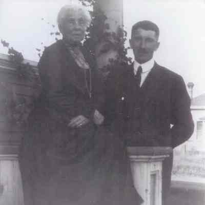 Photo of Calista Kinney-Lovejoy-Leach and son Edwin Owen