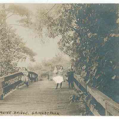 Children on Spoony Bridge