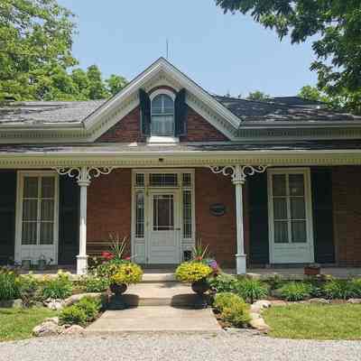 Cap's Cottage - 482 Main Street West