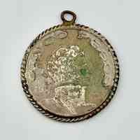 Coin pendant — Mexican 5-peso coin (Vicente Guerrero, 1978) in rope-twist mount