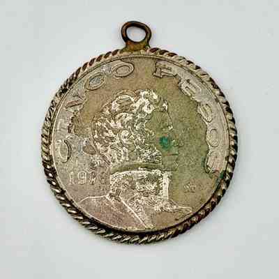Coin pendant — Mexican 5-peso coin (Vicente Guerrero, 1978) in rope-twist mount
