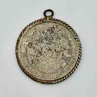 Coin pendant — Mexican 5-peso coin (Vicente Guerrero, 1978) in rope-twist mount - Image 2