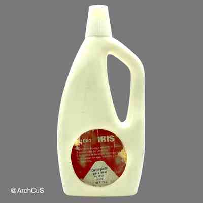 "Dero Iris" Laundry Detergent Bottle — Spanish-Language Export Label