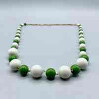 Beaded necklace of graduated green and white round beads with gold-tone links - Image 2