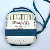 "Hero" (英雄) toy/student accordion, model UC 100, with original box