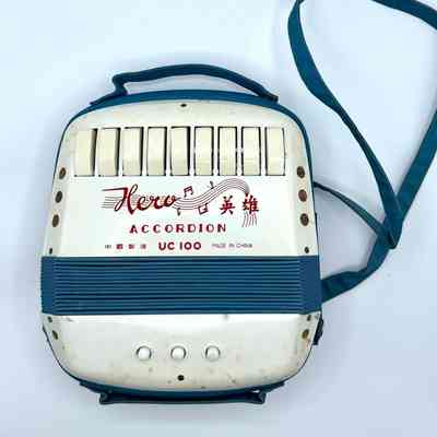 "Hero" (英雄) toy/student accordion, model UC 100, with original box