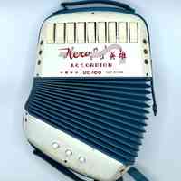"Hero" (英雄) toy/student accordion, model UC 100, with original box - Image 2