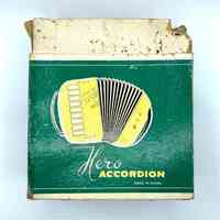 "Hero" (英雄) toy/student accordion, model UC 100, with original box - Image 3