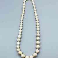 Graduated faux-pearl bead necklace (plastic) - Image 2