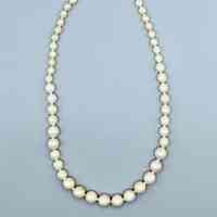 Graduated faux-pearl bead necklace (plastic)