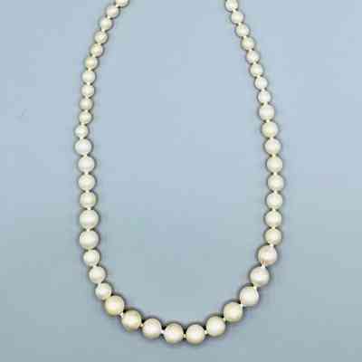 Graduated faux-pearl bead necklace (plastic)