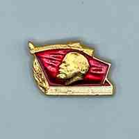 Soviet lapel badge (значок), "Ленин — наше знамя" / Lenin Is Our Banner