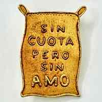 Political-slogan lapel pin — "Sin cuota pero sin amo" (sugar-sack form)