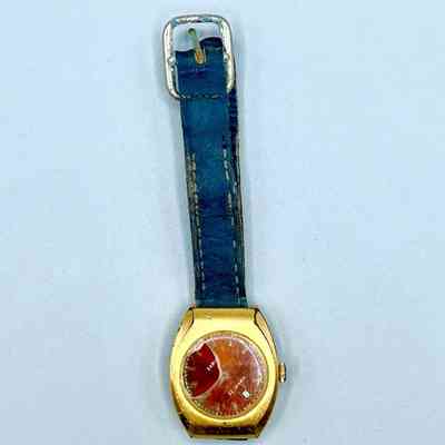 "Zaria" (Заря) wristwatch, gilt with date, 22 jewels, on black strap