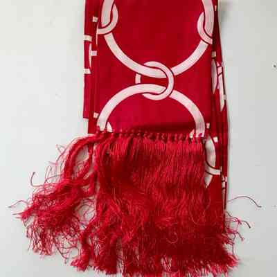 Fringed scarf, deep-red chain/link print