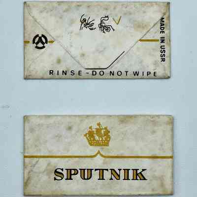 "Sputnik" double-edge safety razor blade with paper wrapper