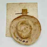 Miniature woven-straw souvenir sombrero brooch, hand-lettered "CUBA" - Image 2