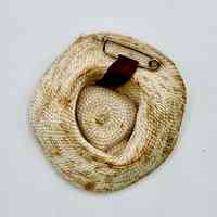 Miniature woven-straw souvenir sombrero brooch, hand-lettered "CUBA" - Image 3