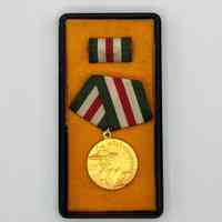 Commemorative medal of the National Literacy Campaign (Alfabetización) — cased set with service ribbon bar