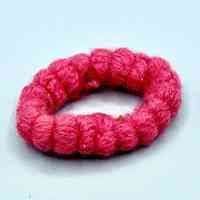 Homemade hair tie (moño, coletero) — yarn-wrapped condom-rubber elastic