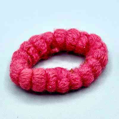 Homemade hair tie (moño, coletero) — yarn-wrapped condom-rubber elastic