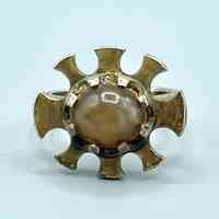 Ring with radiating sunburst setting and honey-colored cabochon