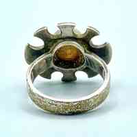 Ring with radiating sunburst setting and honey-colored cabochon - Image 2