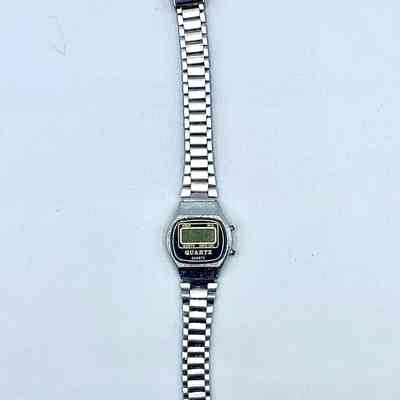 Digital LCD quartz wristwatch, generic ("QUARTZ")
