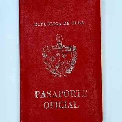 Official passport, República de Cuba — "Pasaporte Oficial"