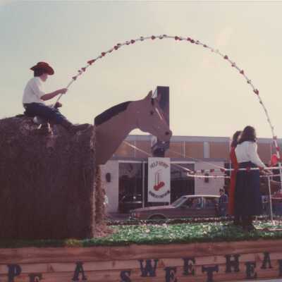 'Rope a Sweetheart' Float