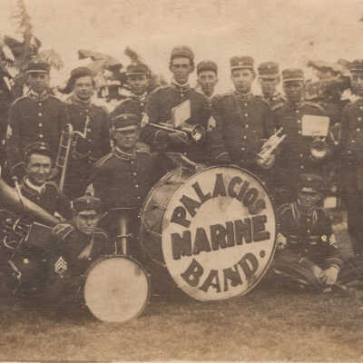 Band in front of Hotel