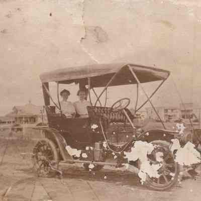 2 Women in a car
