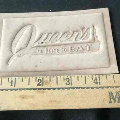 Queen’s : The Place to Eat Magnet