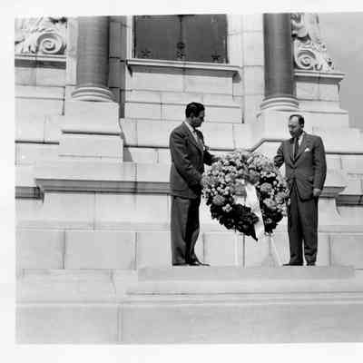 1949 Glidden Tour - James Melton placing a wreath at the Robert E. Lee statue