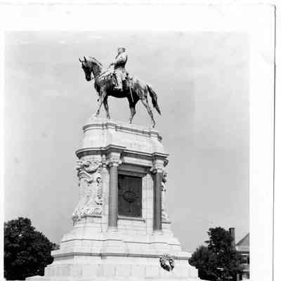 1949 Glidden Tour - Robert E. Lee statue in Richmond, VA