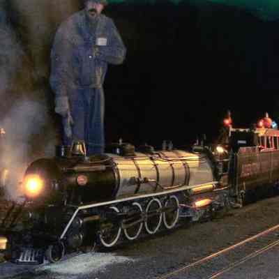 2005 - 402 locomotive running at an evening event