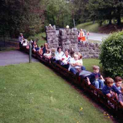 2006 - train full of guests near the front entrance