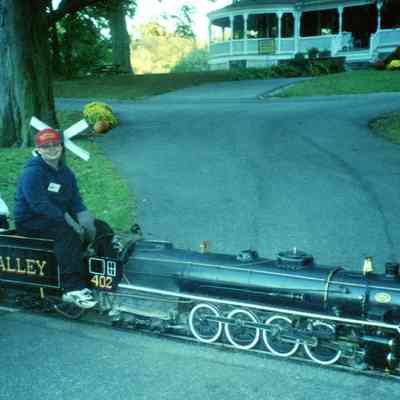 2007 - Steve Jensen putting the locomotive away at Steamin' Day