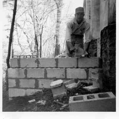 Building of the turntable behind the carriage house, 1960