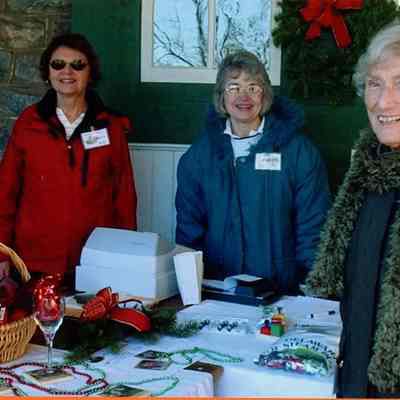 2007 - Barb Reilly, Elyse Simpkins and Ruth Pierson Marshall at Thanksgiving Steamin' Day
