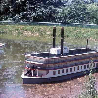 Magic Age of Steam - the "Robert E. Lee" in the pond, 1973