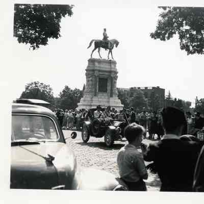 1949 Glidden Tour - tour passing the Robert E. Lee statue in Richmond, VA