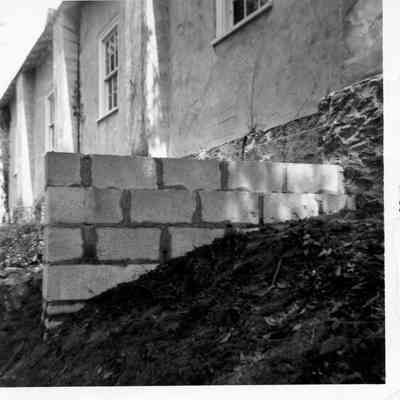 Building of the turntable behind the carriage house, 1960